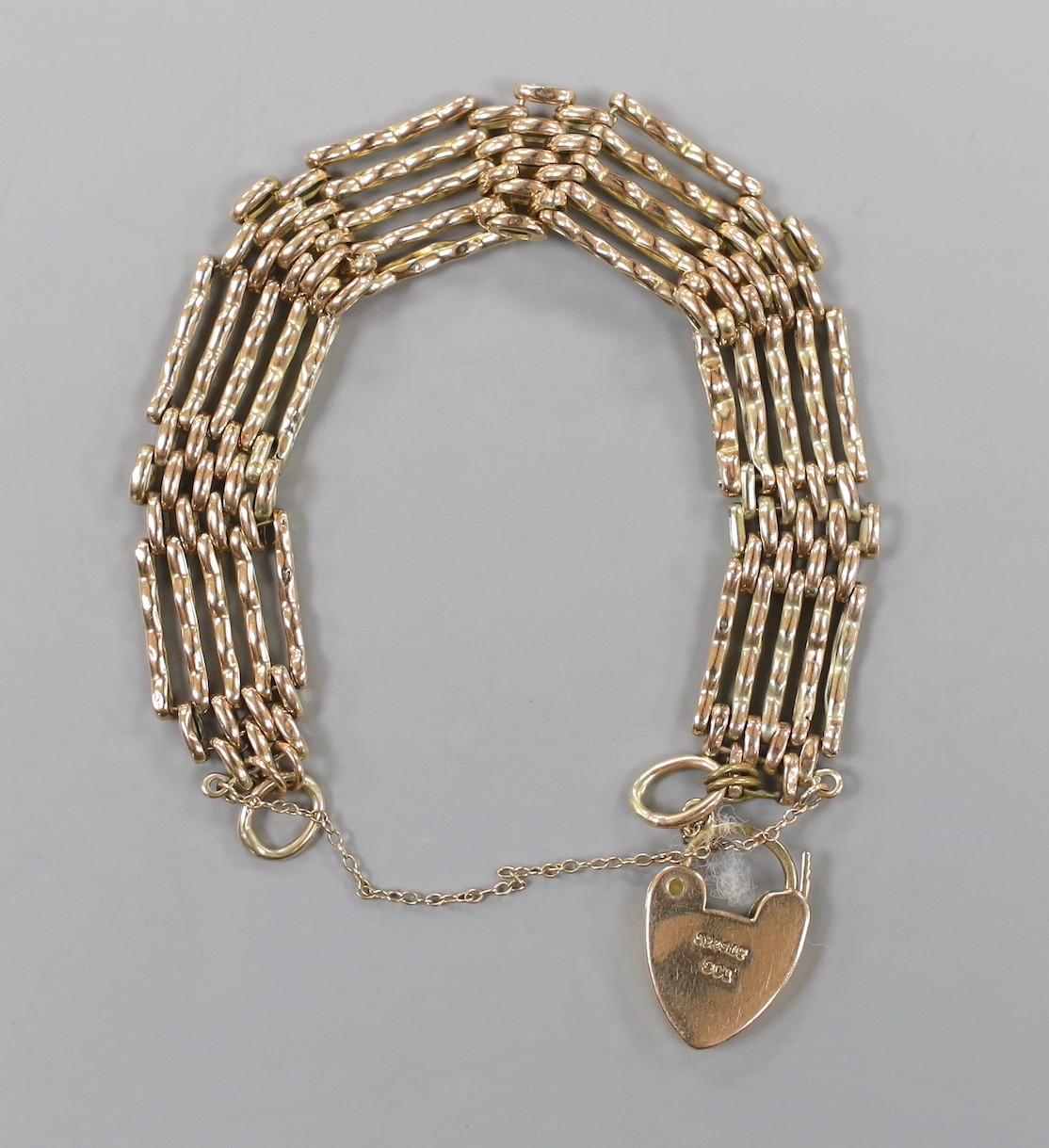 A 9ct gatelink bracelet, with heart shaped safety padlock, approx. 16cm, 13.7 grams.